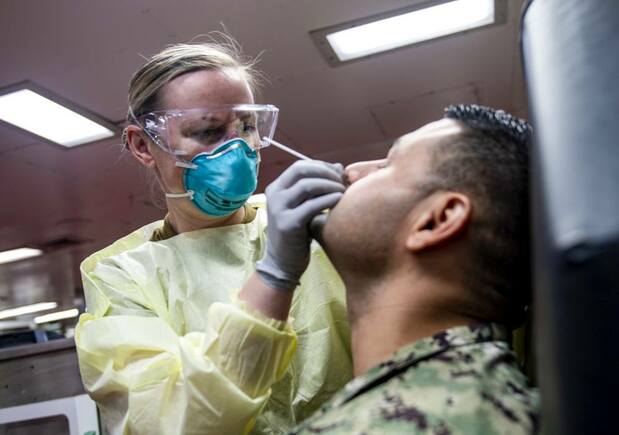 病院船コンフォート内でのコロナウィルスPCR検査 写真:USDoD(米国国防省)
