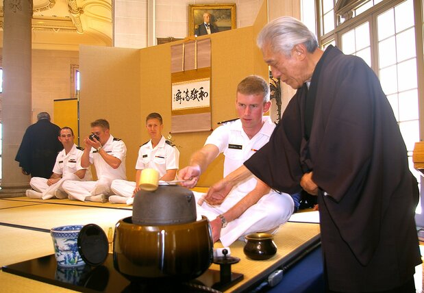 Sen Genshitsu enseigne la cérémonie du thé à des élèves de l'Académie navale américaine, à Annapolis, dans le Maryland, en avril 2008. (Jiji)