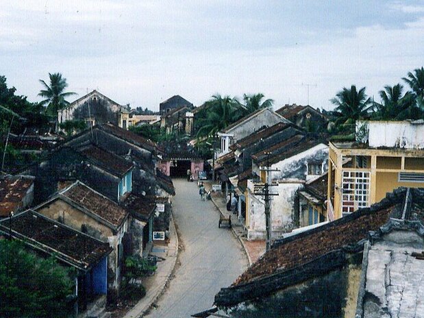 Hôi An en 1997, avec l'entrée du Pont japonais visible à l'arrière-plan (© Tomoda Hiromichi)