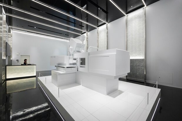 A life-size multicolor molding machine replica greets visitors at the entrance. (© Nippon.com)