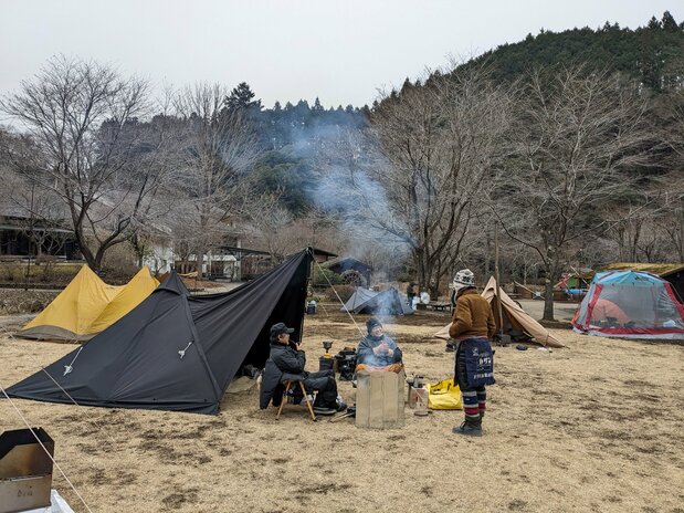 Fall and winter camping are becoming more and more popular, because there are fewer insects, and people can enjoy bonfires and cooking that much more. (© Sakurai Nobuki)