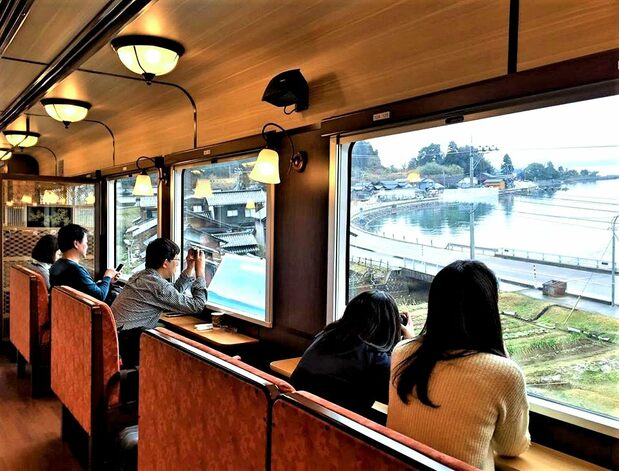 除四人卡座外,车厢内还设有面朝大海的观景座位