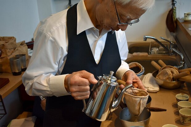 2日間限定の「大坊珈琲店」でコーヒーを入れる大坊さん