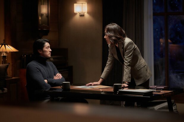 山荘で対面するユ・ミンホ社長(ソ・ジソブ)と弁護士ヤン・シネ(キム・ユンジン) ©2022 LOTTE ENTERTAINMENT & REALIES PICTURES All Rights Reserved.