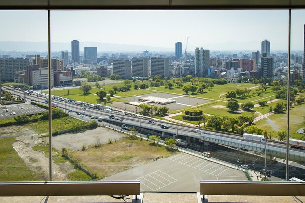 壁面下部のガラス越しに、都心部のど真ん中にある難波宮跡公園が見下ろせる