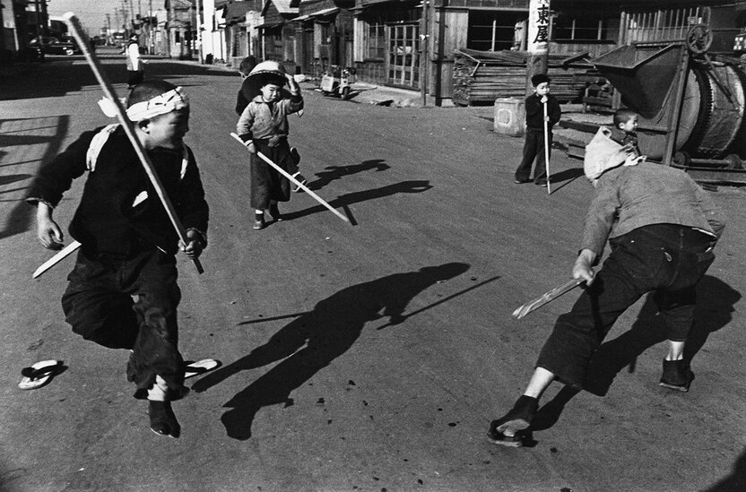 « Kondô Isami et Kurama Tengu », tiré de Les enfants de Kôtô, photographie prise en 1955 par Domon Ken.