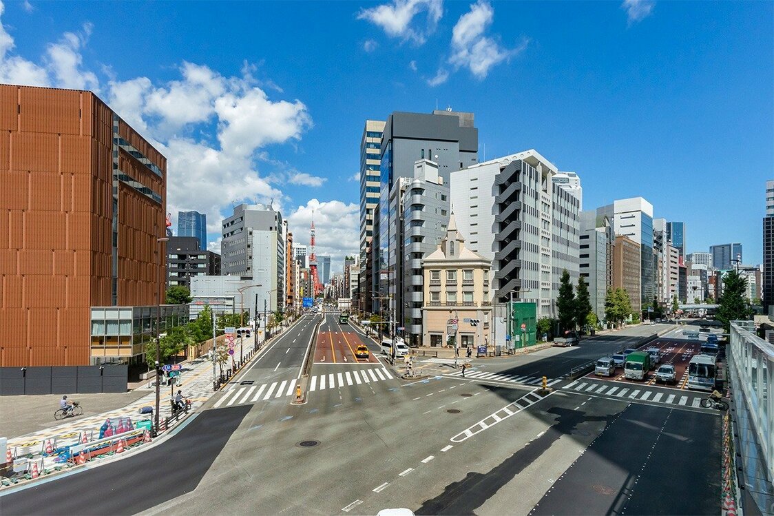 田町駅から西へ400メートル、第一京浜国道にある札の辻交差点。（PIXTA）