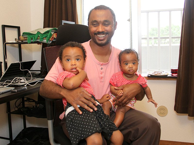 Mohamed Abdin avec ses fillettes : « Les enfants sont le trésor. »