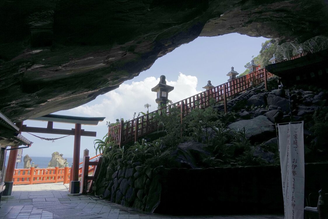 从洞穴内远眺大海（拍摄：大坂宽）