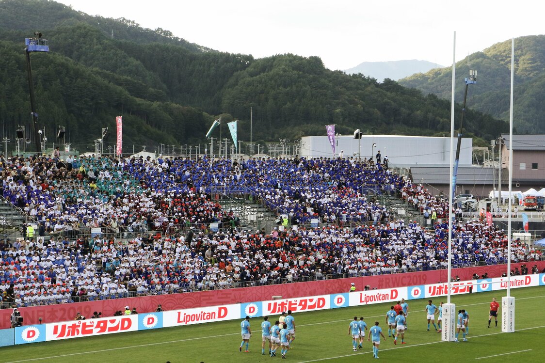 ゲームに招待された2200人の小中学生たちは、ゴールポスト裏のスタンドで試合終了まで声援を送り続けた　写真：大友信彦
