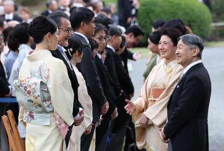 秋の園遊会で俳優の吉田鋼太郎さん（左手前から２人目）らと歓談される天皇、皇后両陛下＝２９日午後、東京・元赤坂の赤坂御苑（代表撮影）