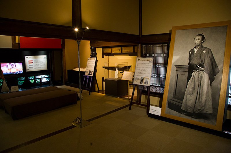 会場の模様。右に展示されているのは、当展を主催するソフトバンクグループ代表で、龍馬の大ファンである孫正義氏が社長室に飾っている「等身大 龍馬写真」
