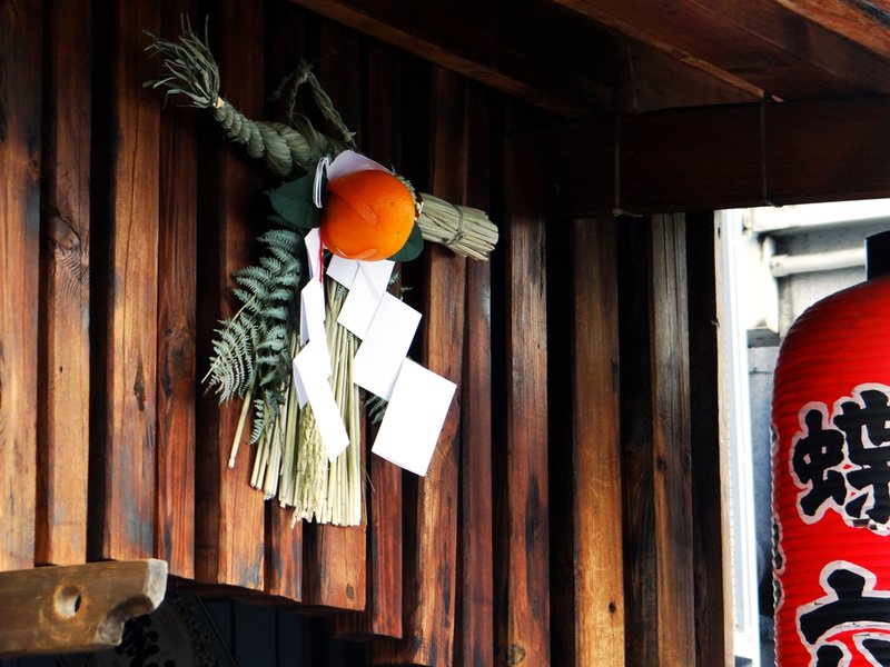 The shimekazari is another common sight in this season at homes, shops, and Shintō shrines.