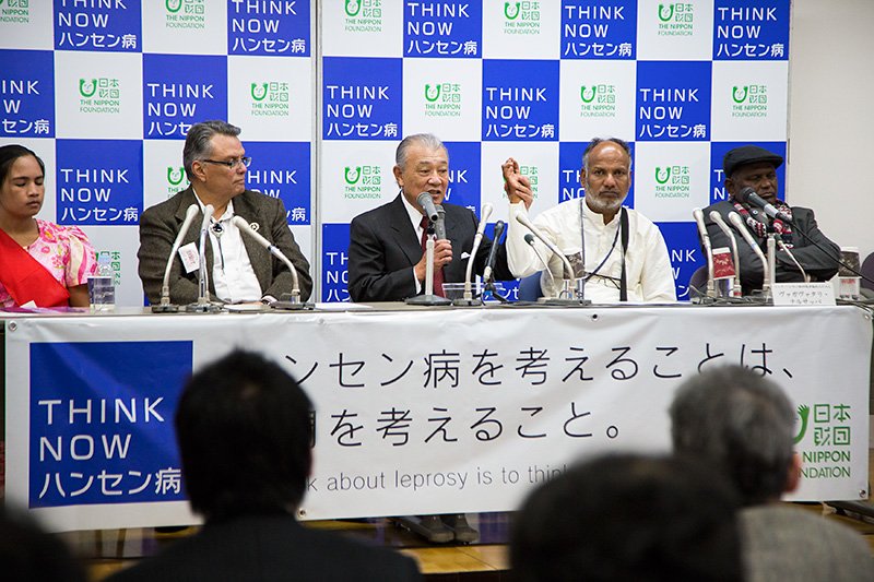 Sasakawa Yōhei, the chairman of the Nippon Foundation and WHO Goodwill Ambassador for Leprosy Elimination, alongside recovered leprosy patients at the press conference following their meeting with the Emperor and Empress of Japan.
