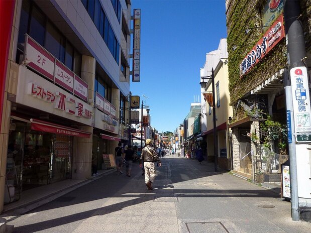 小町通りの人影は少なかった=4月19日、筆者撮影