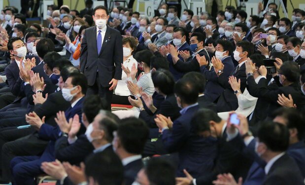 総裁選出後に開催された両院議員総会で、改めて自民党の新総裁に選出されたことを発表される岸田文雄氏(中央左)=2021年9月29日、東京都港区(時事)