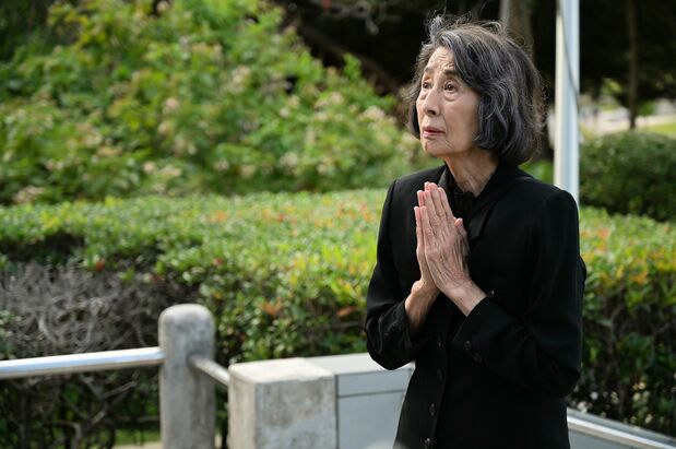 戦後76年が経ち、ある女性(香川京子)が島守の塔を訪れる ©2022 映画「島守の塔」製作委員会