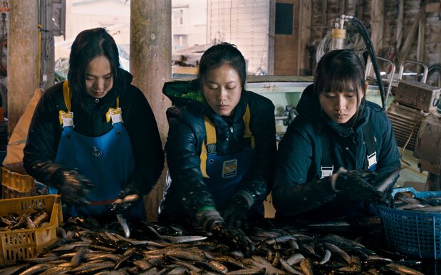 北国の漁港で下働きをする3人。ホアン・フォン(中央)、フィン・トゥエ・アン(左)、クィン・ニュー(右)©2020 E.x.N K.K. / ever rolling films
