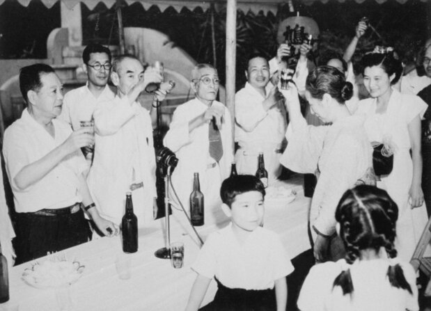 公職追放解除に湧く鳩山邸内、1951年8月6日(共同)
