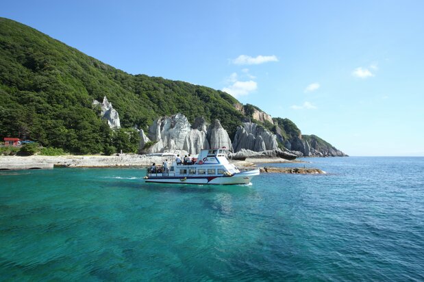 佐井港から出発する「仏ヶ浦遊覧上陸コース」の所要時間は約90分 写真:Amazing AOMORI