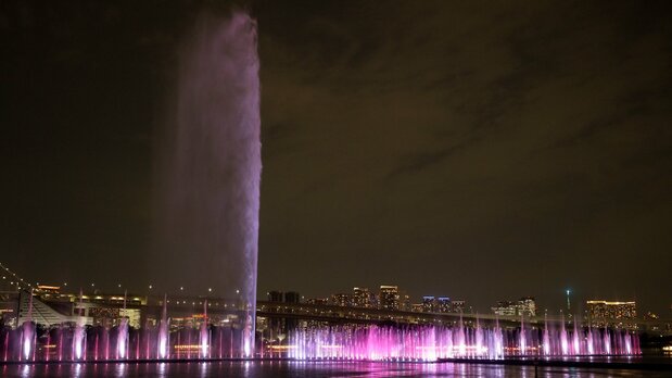 Les jets d’eau illuminés offrent un spectacle encore plus impressionnant une fois la nuit tombée. (© Shôji Takeshi)