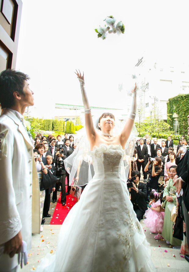 新郎新婦と喜びを分かち合おう PIXTA