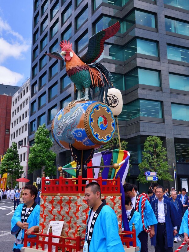現在の山王祭の祭礼行列「神幸祭」でも、五色の諫鼓鶏は先頭隊列に並んでいる