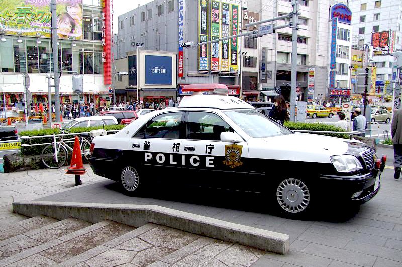 Un coche patrulla en el Parque de Ueno.