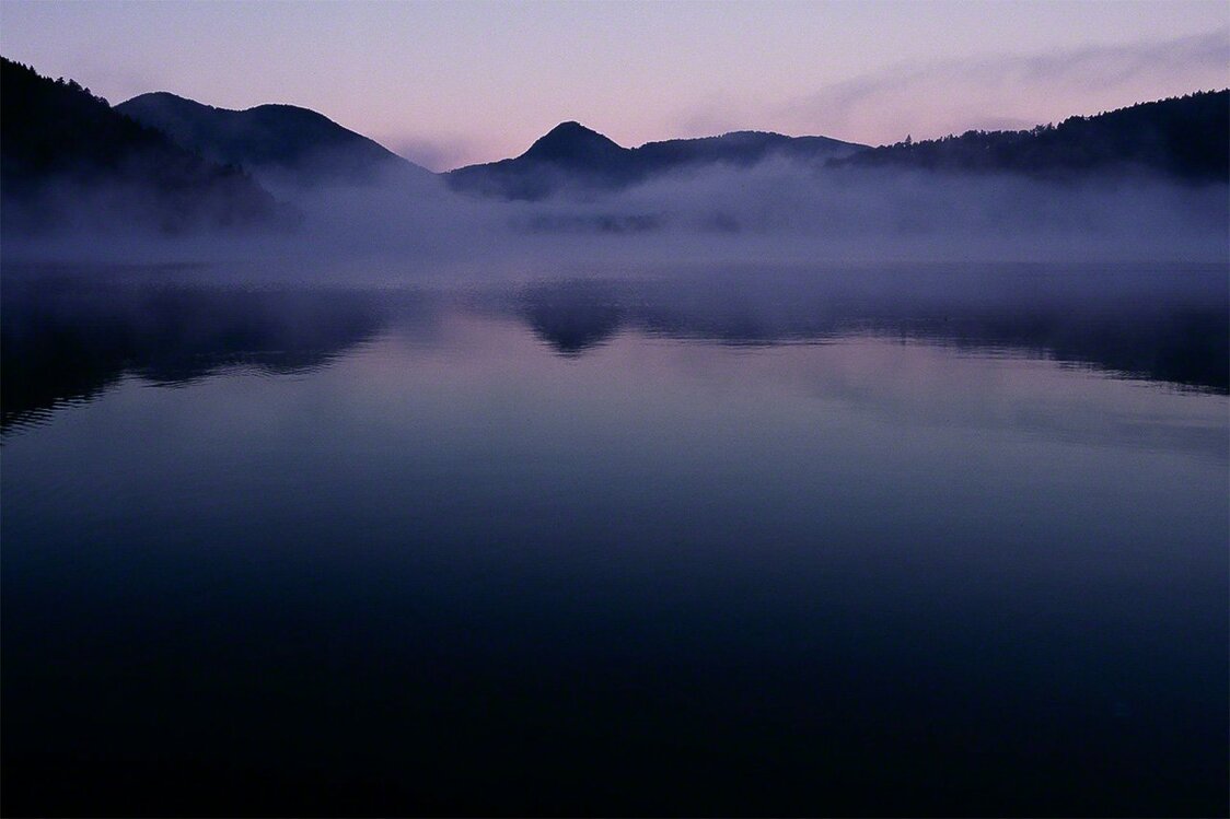 Une brume matinale sur le lac Shikaribetsu, au sein du Parc national de Daisetsuzan. Ce lac a été créé par une éruption volcanique qui a formé un barrage en travers un fleuve. C’est le plus haut lac du Japon, à 810 mètres d’altitude.