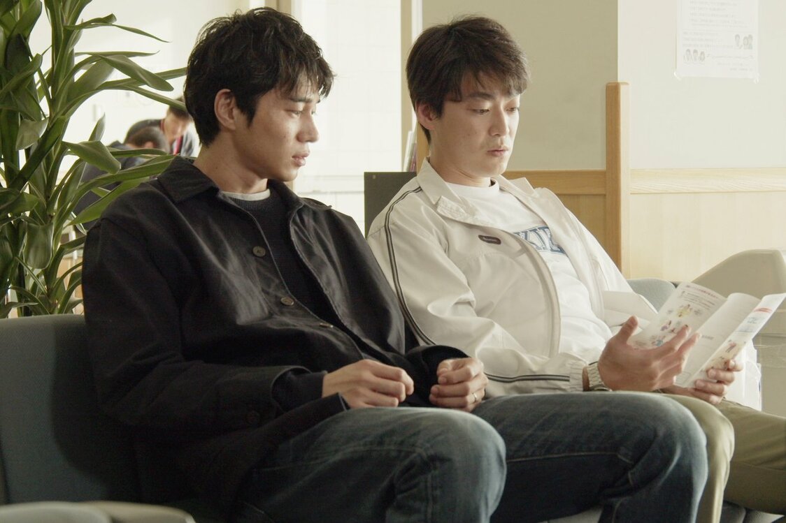 心の折れた和雄を友人の研二（大東駿介）が病院へ連れていく　© 2021 HAKODATE CINEMA IRIS