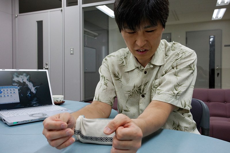 人間が何気なく行っている動きでも、ロボットで再現するのは容易ではない。「RIBA」には腕関節の曲げやひねりに高度な技術が応用されている。