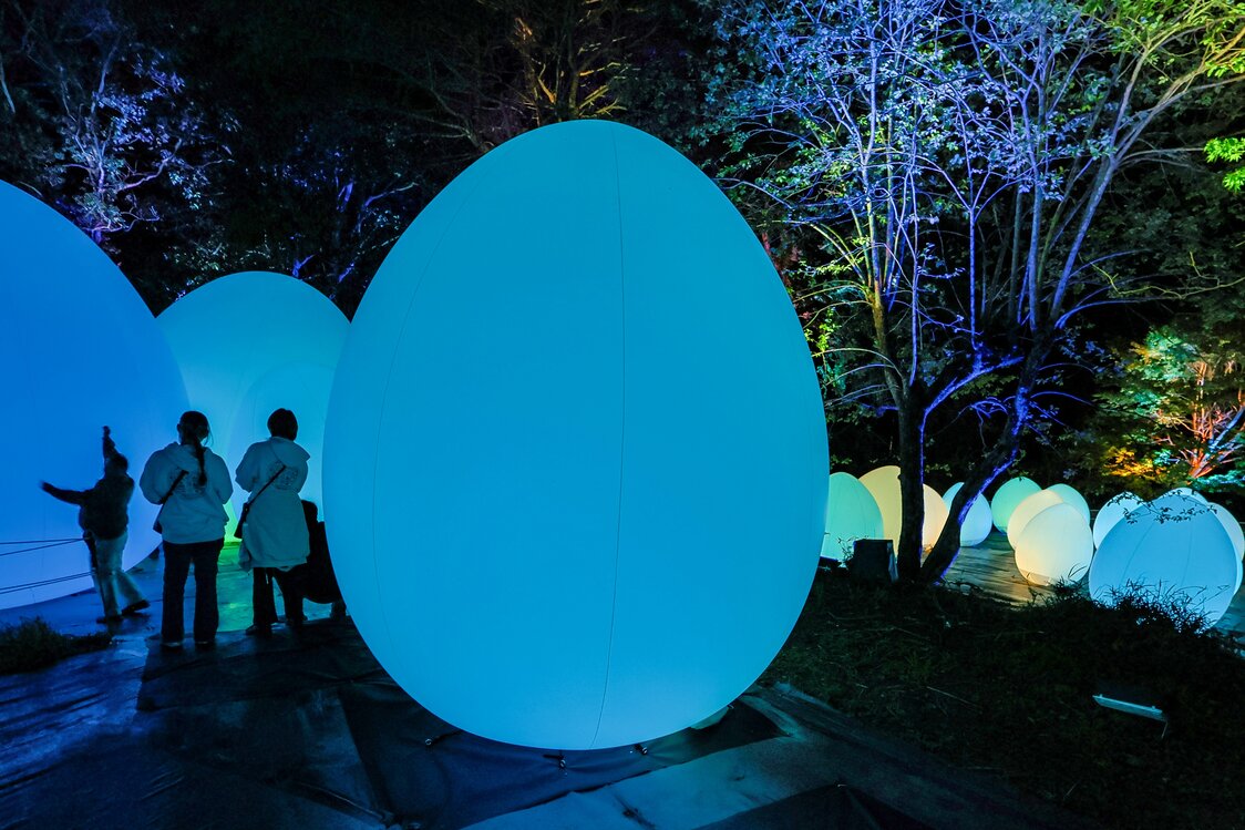Des objets en forme d'œuf changent de couleurs lorsqu’on les touche. (Nippon.com)