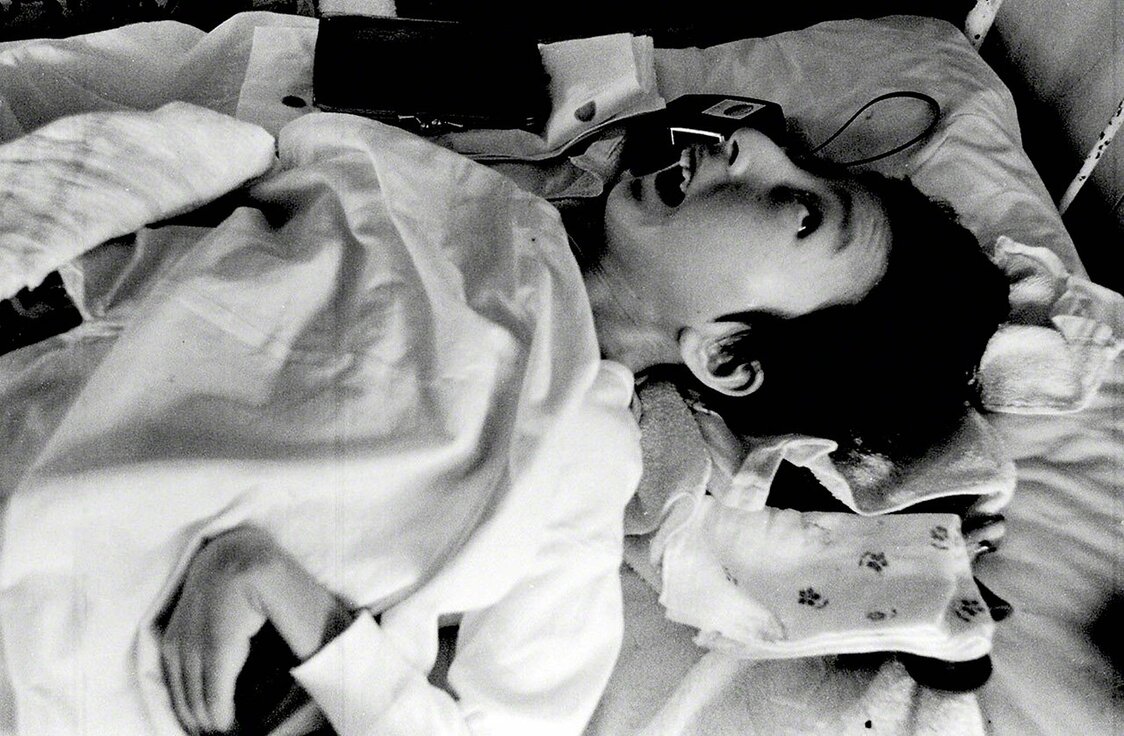 Kamimura Tomoko est née le 13 juin 1956. Elle a été officiellement reconnue comme atteinte par la maladie de Minamata en novembre 1962. Sur la photo ci-dessus, prise en 1973, elle a 17 ans.