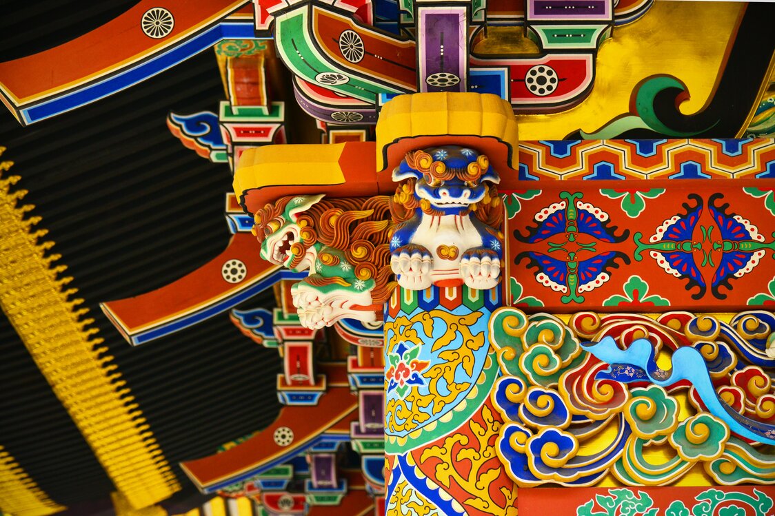Las cabezas de los shishi del pilar fueron restauradas durante la “Gran Renovación de la Era Heisei” en 2001.