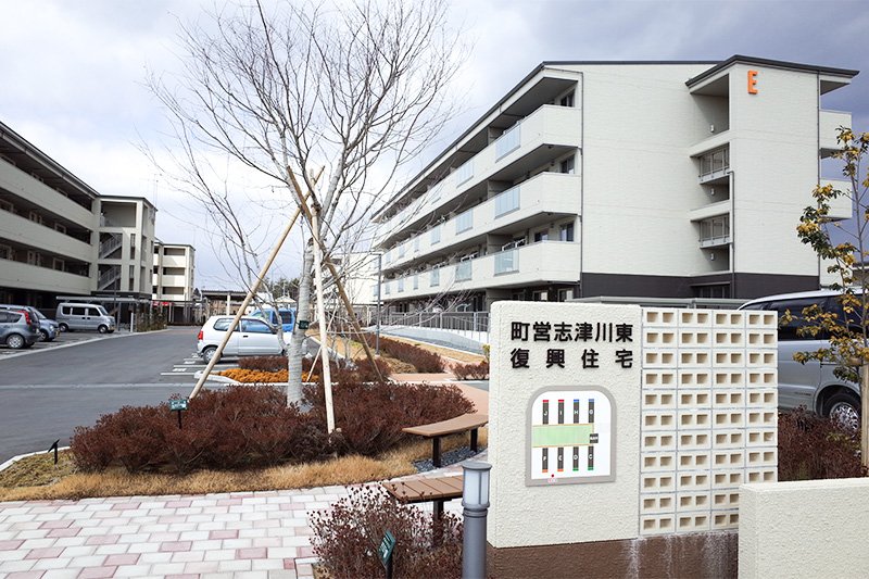 Ces appartements municipaux situés dans une zone plus élevée du quartier Shizugawa de Minami-Sanriku, ainsi que ceux qui ont été construits dans d’autres parties de la ville, sont quasiment prêts pour accueillir des occupants, mais nombreux sont les habitants qui continuent de vivre dans des hébergements provisoires.