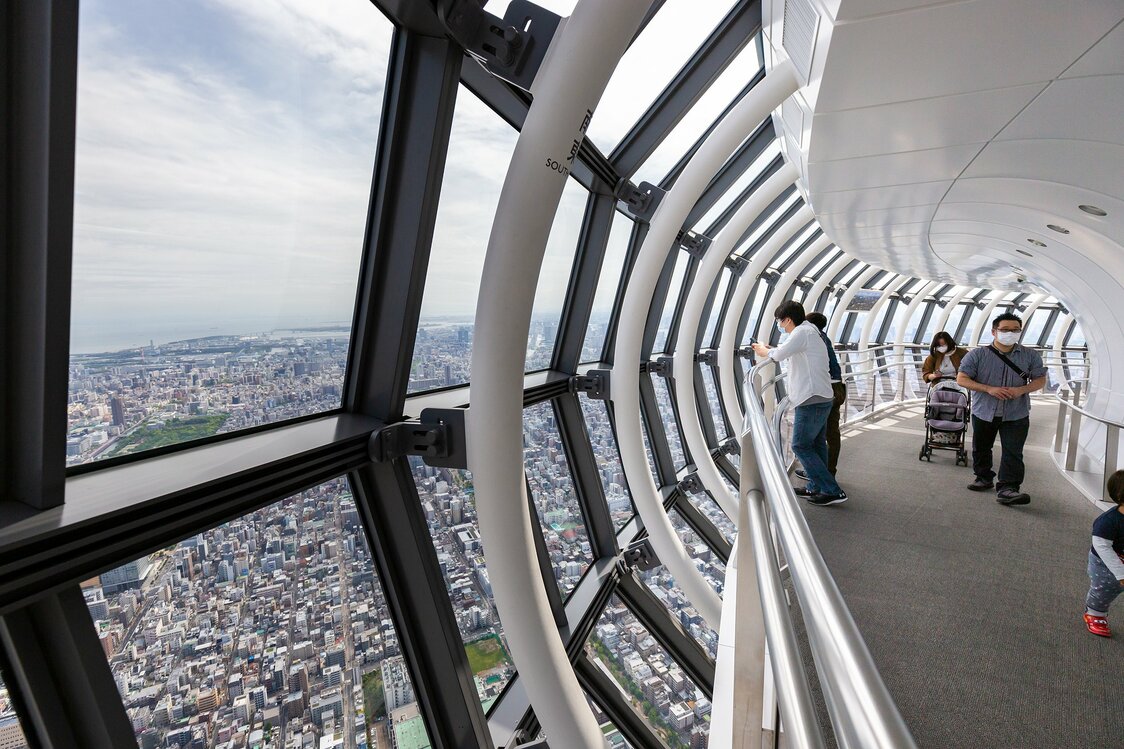 Los visitantes vuelven poco a poco al mirador que se encuentra a 450 metros de altura. Ya que se sube por una rampa, da la impresión de que se está dando un paseo por el cielo.
