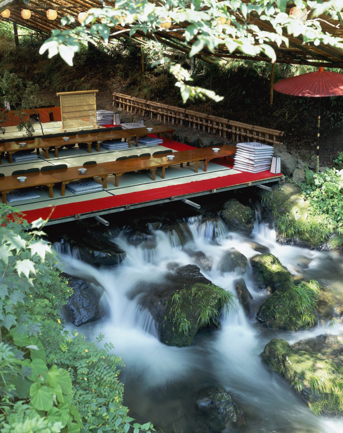 貴船川に設（しつら）えられた納涼床。涼しげな川の流れを目で楽しみながら、京料理を味わう（京都市左京区＝2009年撮影、時事）