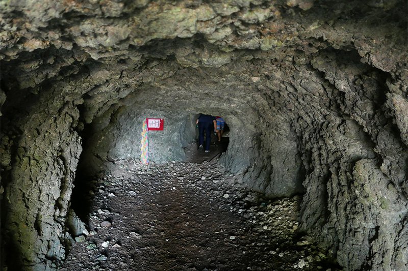 L’entrée de la « grotte aux mille hommes », qui a servi aussi d’hôpital de campagne pour les soldats japonais.