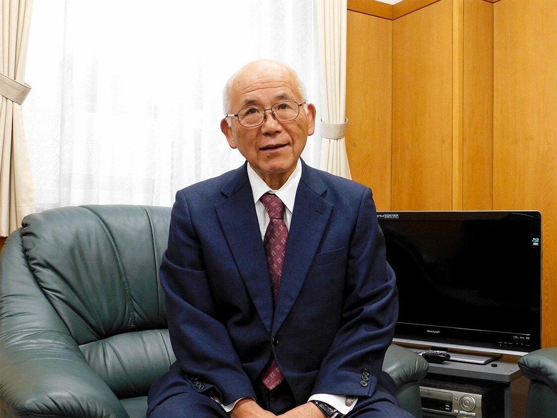 インタビューに応じる元宮内庁長官の羽毛田信吾氏＝2024年2月22日、東京都港区（撮影：ニッポンドットコム編集部）