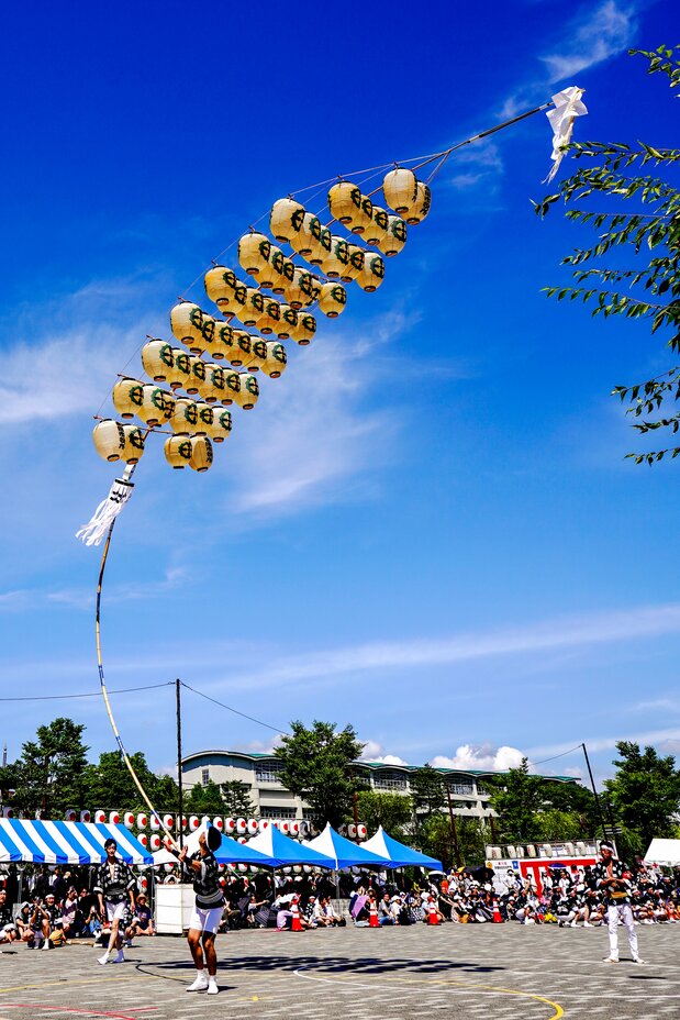 Acrobatic stunts are also performed in the daytime, starting on the second day of the festival. (© Haga Library)