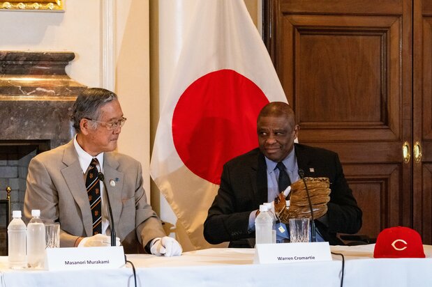 村上氏は大リーグ時代のグローブと60年ぶりに対面。クロマティ氏が手にはめて「収蔵品なので大事に扱ってください」と注意される一幕も