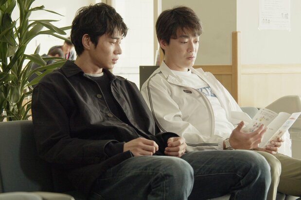 心の折れた和雄を友人の研二(大東駿介)が病院へ連れていく © 2021 HAKODATE CINEMA IRIS