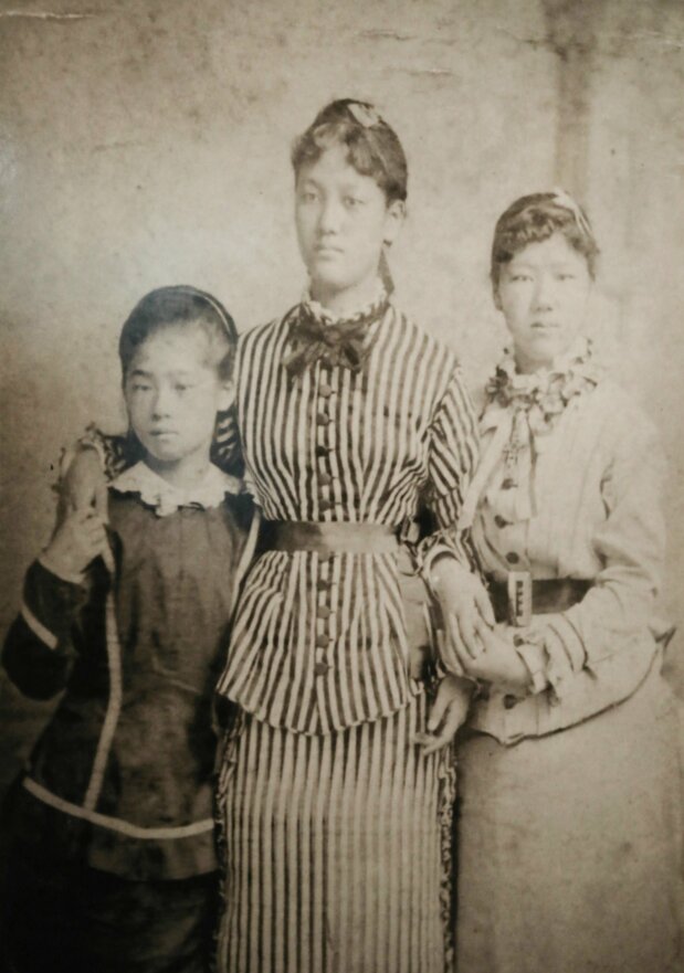 1876年,日本女留學生們在費城參觀博覽會時合影留念。從左到右為津田梅子、山川舍松、永井繁子(津田塾大學收藏,時事)