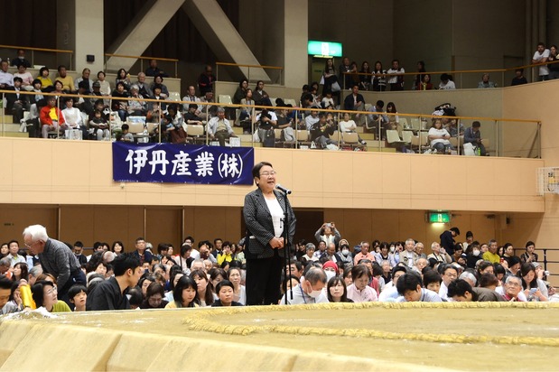 Takarazuka Mayor Nakagawa Tomoko speaks from a platform below the ring during a 2018 regional sumō tour. (© AFP/Jiji)