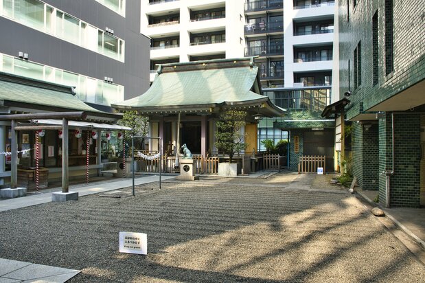 Le sanctuaire Miyamasu Mitake-jinja, niché discrètement entre les immeubles près de la gare de Shibuya. (Pixta)