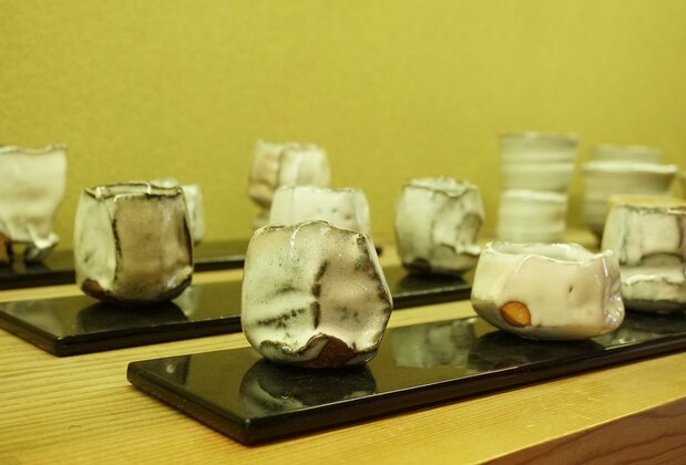 兼田さんの作品は、伝統的な萩焼のうわぐすりが放つ存在感と色調を残しながら、大胆さも感じさせる。