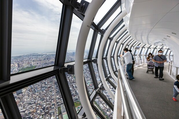 少しずつ客足が戻っている地上450メートルにある天望回廊。スロープを上っていくため、天空を散歩している気分になる