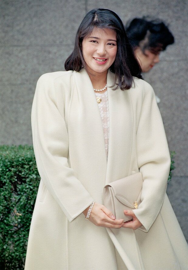 写真撮影のため、帝国ホテル（東京都千代田区）に到着した小和田雅子さん。「婚約内定」の報道後、初めての外出だった（1993年1月8日、時事）