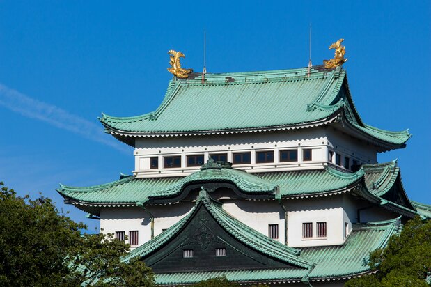 大天守にそびえる名古屋のシンボル・金のしゃちほこ。通称「金シャチ」は、写真左の北側が雄で、南側が雌
