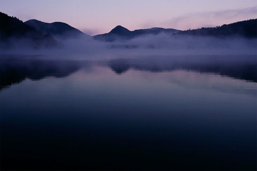 Une brume matinale sur le lac Shikaribetsu, au sein du Parc national de Daisetsuzan. Ce lac a été créé par une éruption volcanique qui a formé un barrage en travers un fleuve. C’est le plus haut lac du Japon, à 810 mètres d’altitude.